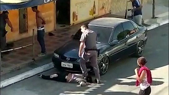 Em Parelheiros, na capital paulista, policial militar pisa sobre o pesco�o da mulher, enquanto ela est� deitada no ch�o. Imagem muito parecida a que ocorreu nos Estados Unidos e que levou � morte George Floyd, dando in�cio a uma s�rie de protestos no mundo todo (Reprodu��o).