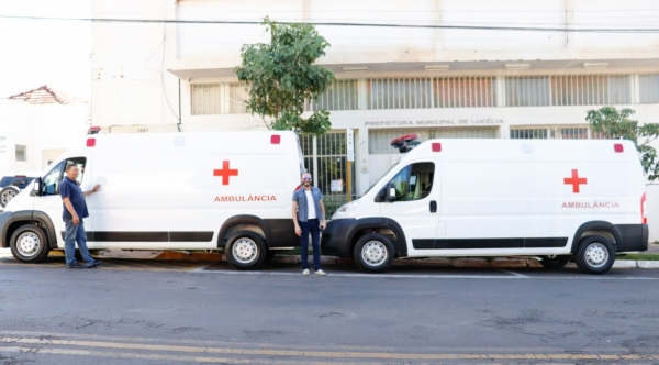 Prefeito de Luc�lia (ao centro) apresenta duas novas ambul�ncias para o transporte de pacientes (Da Assessoria).