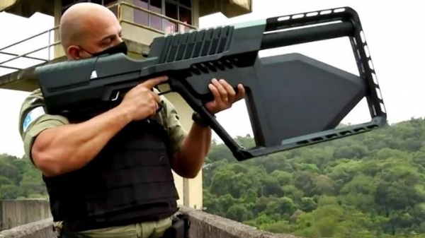 Dispositivo interfere no link de dados, fazendo com que a comunica��o entre o infrator e o drone seja interrompida e o profissional operador do antidrone assuma imediatamente o seu controle, podendo faz�-lo voltar � origem, for�ar sua descida ou mant�-lo em voo estacion�rio (Divulga��o/SAP).