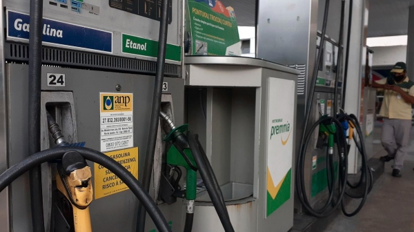 Segundo a Petrobras, a gasolina teve 35 reajustes em 2020, at� agora, sendo 16 aumentos e 19 redu��es. Para o diesel, foram 28 reajustes no total, dos quais 13 foram aumentos e 15 diminui��es de pre�os (Foto: Fernando Fraz�o/Ag�ncia Brasil).