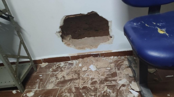 Buraco aberto na parede da ag�ncia banc�ria (Imagem: Cidade Aberta).