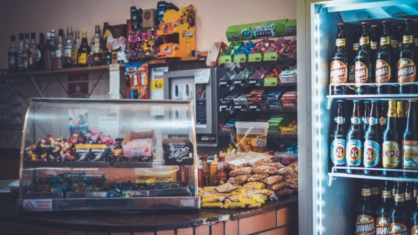 Novas regras fixam hor�rio de funcionamento ainda mais restritivo para bares e lojas de conveni�ncia (Foto de Caio no Pexels).