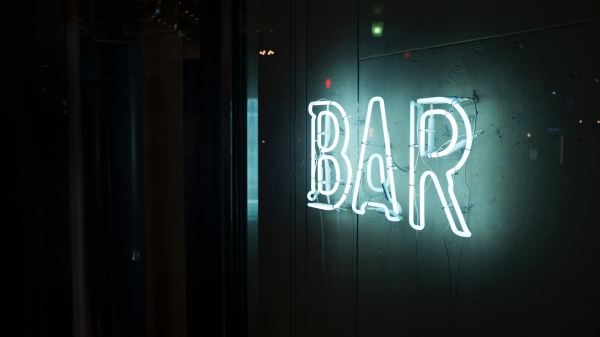 Decis�o do a Justi�a paulista concedeu liminar suspendendo temporariamente a proibi��o de venda de bebidas alco�licas por restaurantes ap�s as 20 h (Foto de Alex Knight no Pexels).