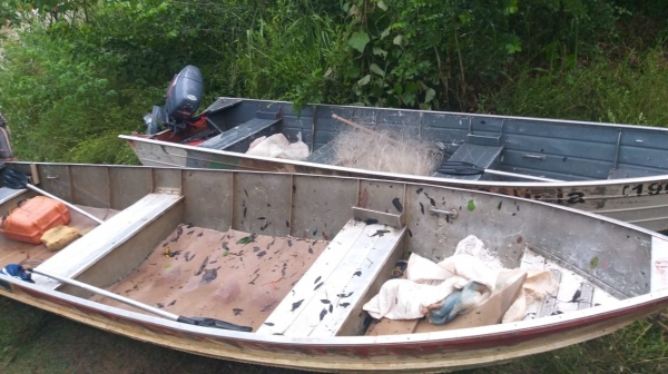 Barco dos pescadores foi apreendido pela Pol�cia Militar Ambiental (Foto: Cedida/PM Ambiental).