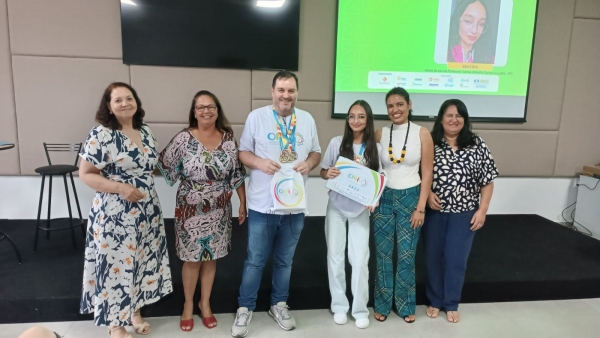 A estudante Beatriz Alves de Oliveira e representantes da Escola, na premia��o (Divulga��o/Energisa).