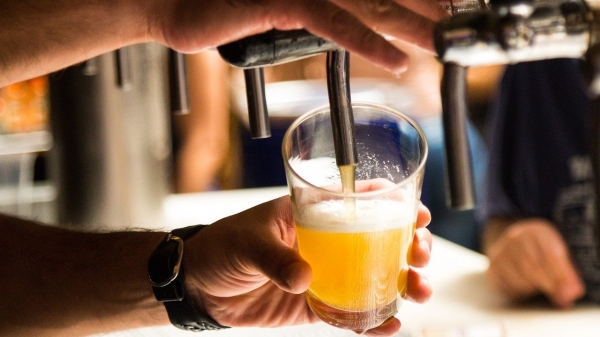Segundo o Governo de SP, as novas restri��es a bares, restaurantes, lojas e conveni�ncia e similares foram definidas devido � mudan�a de perfil et�rio na demanda por leitos hospitalares de Covid-19 (Imagem de Marcelo Ikeda Tchel�o por Pixabay