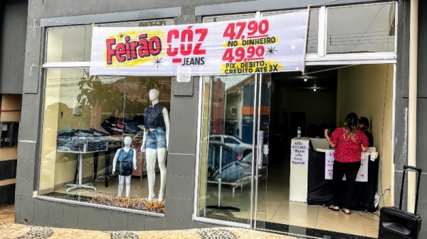 Feirão Coz na Avenida Internacional, centro de Lucélia, ao lado do Auto Posto Cacique (Imagem: Siga Mais).