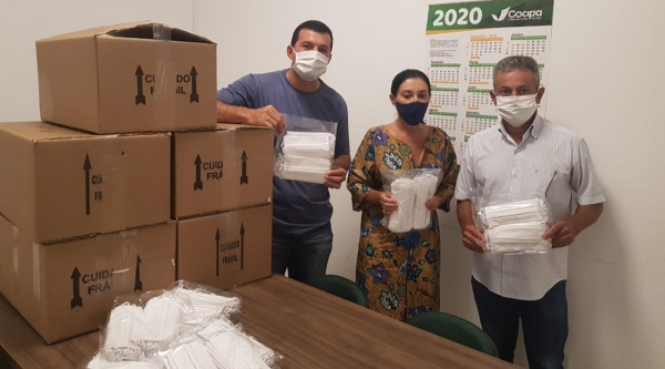 Sandra Baumgartner entrega doa��es ao prefeito de In�bia Paulista (Divulga��o).