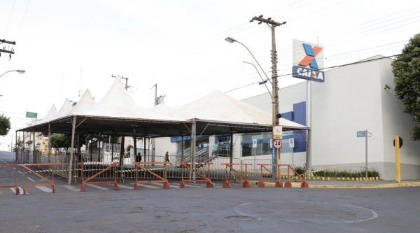 Prefeitura instalou cobertura em frente � ag�ncia da Caixa Federal, em Luc�lia (Divulga��o/PM de Luc�lia).