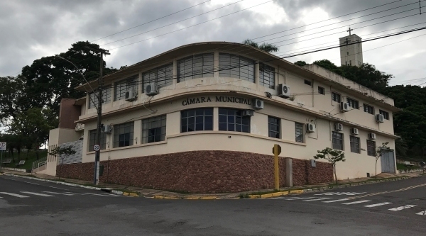C�mara Municipal de Luc�lia: apenas quatro vereadores, dos dez que disputaram reelei��o, conseguiram manter a cadeira (Foto: Aqui Luc�lia).