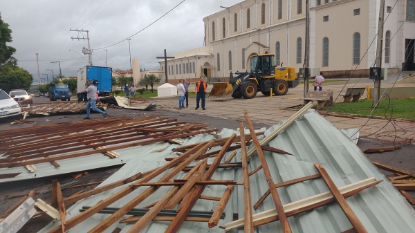 Estragos causados pelo temporal em Luclia (Cedida/Defesa Civil Municipal).