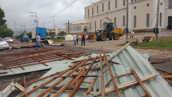 Estragos causados pelo temporal em Luc�lia (Cedida/Defesa Civil Municipal).