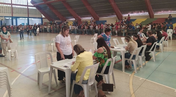 Interessados que se cadastraram foram convocados para retirada de senhas. Sorteio ainda n�o tem data para ocorrer, o que ser� divulgado oportunamente (Foto: PM Luc�lia).