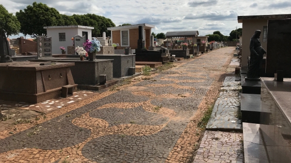 Conforme a administra��o municipal, o recadastramento � gratuito para t�mulos, jazigos, capelas, carneiras, galerias e gavetas, e � feito atrav�s de formul�rios que s�o disponibilizados no setor de atendimento do pr�prio cemit�rio (Foto: Aqui Luc�lia).