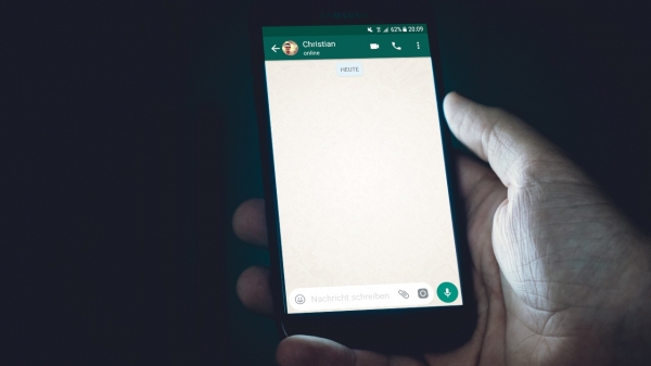 Para o STJ, assim como as conversas por telefone, aquelas travadas pelo aplicativo de mensagens s�o resguardadas pelo sigilo das comunica��es (Foto: Christian Wiediger/Unsplash).
