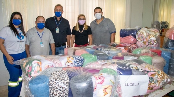 Cobertores arrecadados por volunt�rios da Sabesp foram entregues ao Fundo Social de Solidariedade de Luc�lia (Da Assessoria).