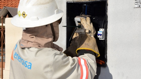 Em Luc�lia, as equipes da Energisa est�o concentradas em identificar liga��es?clandestinas (Divulga��o/Energisa).