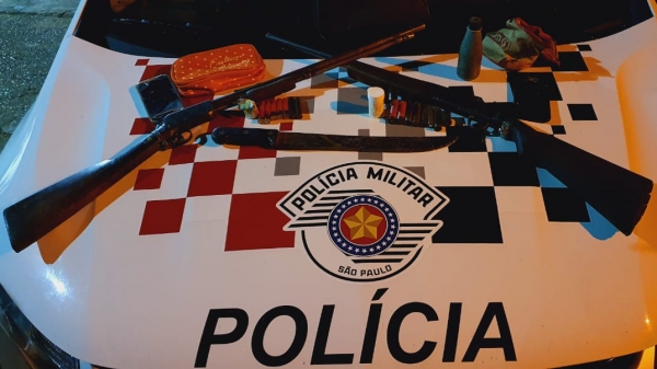 Armas, munições e outros materiais apreendidos pela Polícia Militar com dois irmãos, em Pracinha (Foto: Cedida/PM).