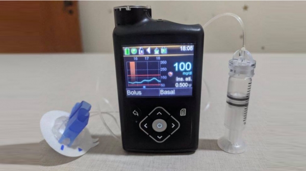 Dispositivo automatizado para monitoramento da glicemia e inje��o de insulina no menino, portador de Diabetes Mellitus Tipo 1 (Cedida).