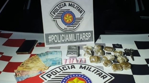 Drogas, dinheiro e objetos apreendidos pela Pol�cia Militar na casa da mulher (Divulga��o/PM).