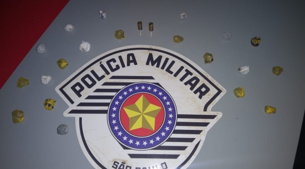 Drogas e duas c�psulas deflagradas de calibre 32, encontradas pela Pol�cia Militar (Cedida/PM).