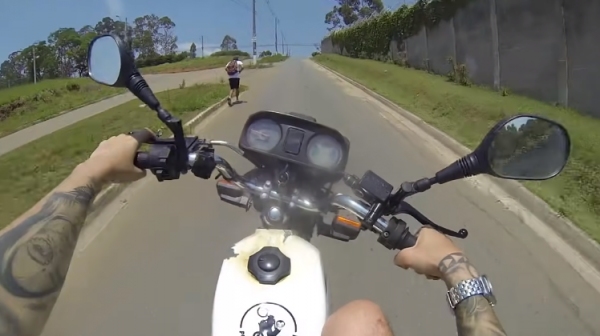 Exibir v�deos e fotos empinando motos, por exemplo, pode caracterizar a infra��o e levar � suspen��o da CNH (Youtube).