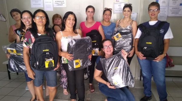 Equipes recebem novos materiais, por meio do Especializado em Seguran�a e Medicina do Trabalho (SESMT) da Prefeitura de Luc�lia (Da Assessoria).