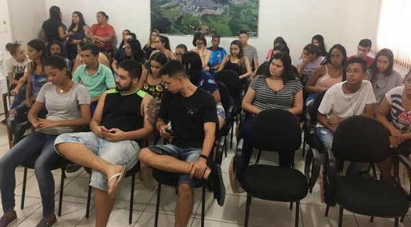 Novos estagi�rios s�o admitidos pela Prefeitura de Luc�lia, para atuar no servi�o p�blico municipal (Foto: Assessoria de Imprensa da Prefeitura de Luc�lia).