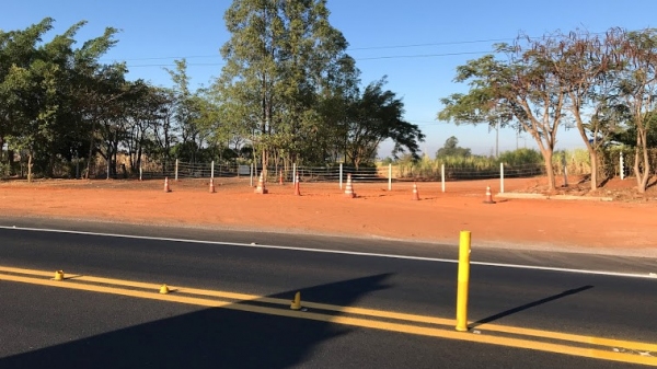 Dois acessos, nas proximidades da pra�a de ped�gio, foram fechados (Foto: Aqui Luc�lia).