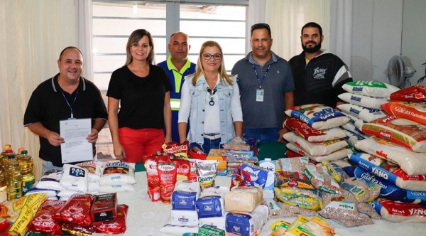 Entrega dos alimentos por volunt�rios da Sabesp, ao Fundo Social (Da Assessoria).