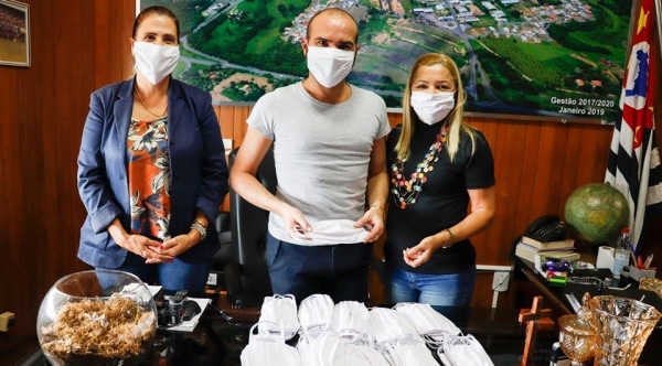 M�scaras de tecido passam a ser utilizadas pelos profissionais de sa�de do munic�pio (Divulga��o).