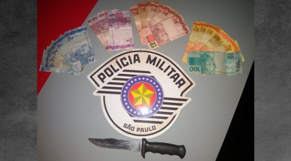 Faca e dinheiro apreendidos pela Pol�cia Miliar. Dois homens foram presos (Foto: Cedida/PM).