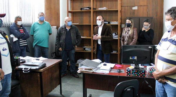 Reuni�o do prefeito e sua equipe t�cnica com representantes dos feirantes, na tarde de desta ter�a-feira (2), onde foi decidida a retomada da feira-livre (Da Assessoria).