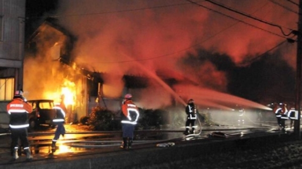Bombeiros japoneses lan�am �gua para apagar inc�ndio na casa de brasileiros em Seki (Reprodu��o/Gifu Shimbun).