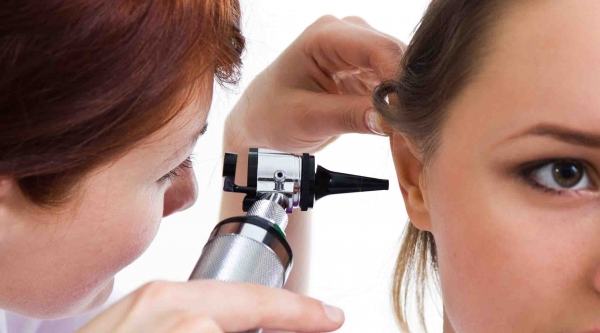 Fonoaudi�logo trabalha com os diferentes aspectos da comunica��o humana: linguagem oral e escrita, fala, voz, audi��o e fun��es respons�veis pela degluti��o, respira��o e mastiga��o (Ilustra��o).