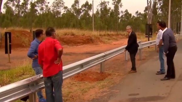Local onde houve a interdi��o, pela concession�ria, em que a Prefeitura de Gar�a conseguiu autoriza��o para remover as defensas met�licas (Reprodu��o).