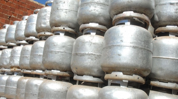 Segundo a Petrobras, distribuidoras s�o as respons�veis pelo envase em diferentes tipos de botij�o e, junto com as revendas, s�o respons�veis pelos pre�os ao consumidor final (Foto:  Marcello Casal/Ag�ncia Brasil).