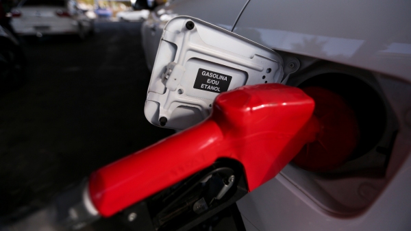 A pol�tica de pre�os da Petrobras busca o alinhamento do pre�o das refinarias aos do mercado internacional, o que tamb�m torna o pre�o sens�vel ao valor do real perante o d�lar, moeda em que as negocia��es ocorrem no exterior (Foto: Marcelo Camargo/Ag�ncia Brasil).