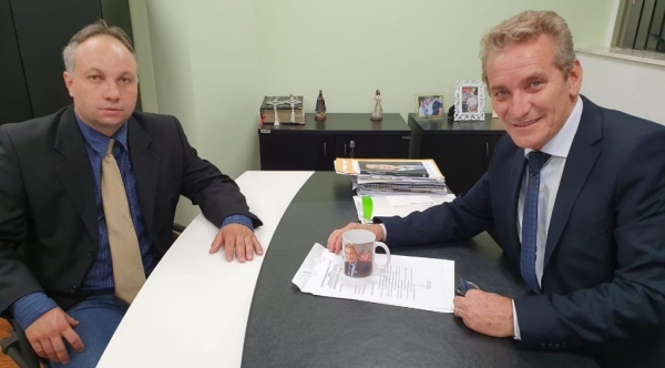 Vereador Adenilson Guerra, o Guerrinha, que requereu a ajuda, e o deputado estadual Ed Thomas, que fez a media��o com o senador major Ol�mpio (Acervo Pessoal).