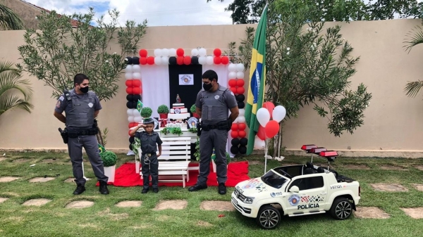 Os policiais militares de In�bia Paulista, Leonardo e Natan, e o pequeno policial aniversariante, Gustavo (Reprodu��o/Pol�cia Militar).