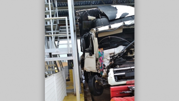 Choque entre caminh�o e estrutura da pra�a de ped�gio na SP-294, em In�bia Paulista (Foto: PM Rodovi�ria/Reprodu��o: G1).