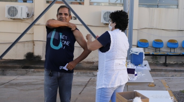 Vacina��o contra a gripe � iniciada em Luc�lia, e segundo calend�rio do Minist�rio da Sa�de, atende, nesta primeira etapa, idosos e profissionais de sa�de (Foto: Da Assessoria).