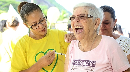Vacina��o de idosos � retomada em Luc�lia, ap�s cidade receber novo lote de doses (Ilustra��o).
