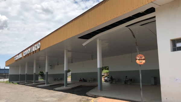 Parte do forro, instalado com recursos do conv�nio, j� se desprende no terminal rodovi�rio de Luc�lia (Foto: Aqui Luc�lia).