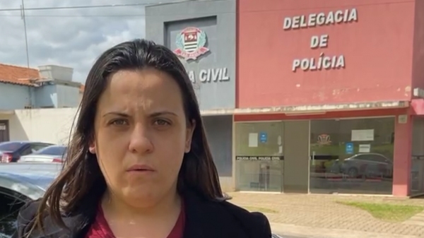 A vereadora Mariana Marques Valentim, em frente à delegacia da Polícia Civil em Lucélia, onde fez a denúncia (Reprodução).