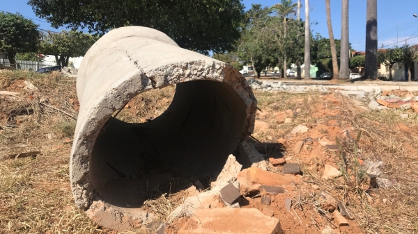 Obras paradas da Pra�a Jos� Firpo foram apontadas pelo Tribunal de Contas (Foto: Aqui Luc�lia).