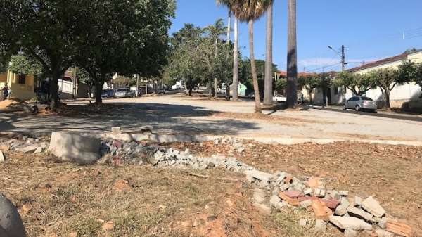 Obra deveria estar conclu�da em fevereiro deste ano ? dez meses ap�s seu in�cio ? por�m encontra-se parada e ainda sem previs�o e retomada (Foto: Aqui Luc�lia).