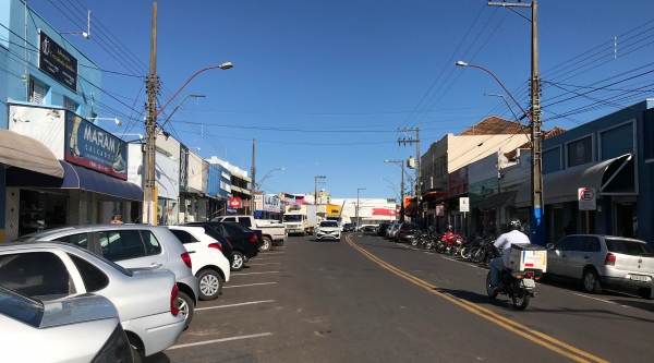 Avenida Internacional, em Luc�lia: ap�s 70 dias de restri��es ao com�rcio, quarentena � flexibilizada e permite reabertura controlada (Foto: Aqui Luc�lia).