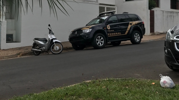 Viatura da PF na Avenida Rio Branco, centro de Adamantina, na manh� desta ter�a-feira, um dos endere�os investigados na opera��o Expert (Foto: Siga Mais).
