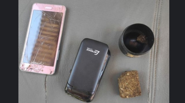 Droga e aparelhos celulares apreendidos em Inbia Paulista na manh desta quinta-feira (Divulgao/PM).
